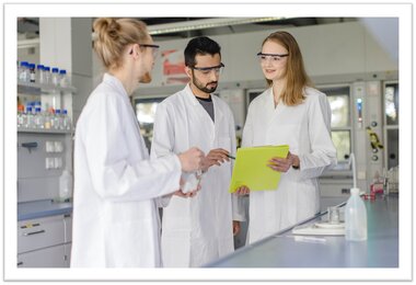 Foto dreier junger Menschen im Labor, die thematisch für Forschung stehen