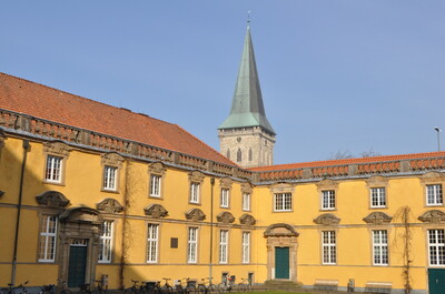 Schlossansicht der Uni Osnabrück mit Turm