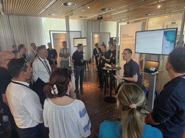 Michael Lierath in einer Live-Demo vor interessierten Teilnehmenden