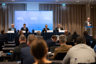 Foto der HIS-Vorstände auf der Bühne bei der Generalversammlung 2023