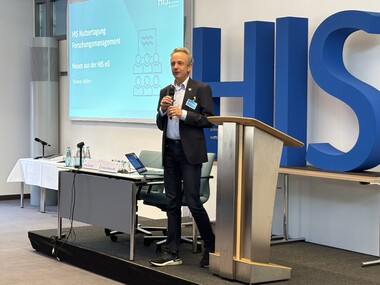 Prof. Dr. Thomas Walter aus dem Vorstand der HIS eG begrüßt die Tagungsteilnehmenden