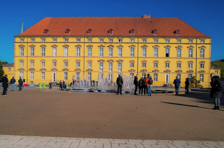Schloss der Uni Osnabrück mit Springbrunnen