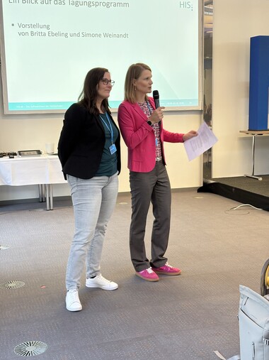 Dr. Britta Ebeling und Simone Weinandt im Eröffnungsplenum der Tagung