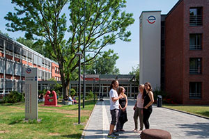 Foto der des Haupteingangs der evangelischen Hochschule Rheinland-Westfalen-Lippe